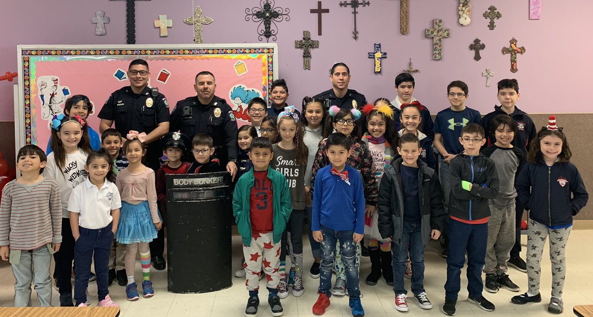SchoolAgape's tweet photo. Thank you to Mission PD & Officer Oliva, Officer Garcia, & Office Perez for coming to speak with our Agape students. Thank you for a great presentation! #missiontx #missionpolice #rgv #mcallen #sharyland #rgvmoms #rgvkids #agapechristianschoolmissiontx https://t.co/hJdtWfRdYB