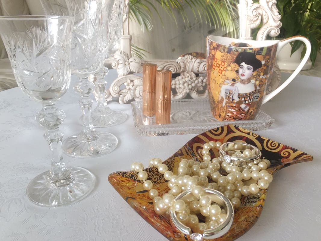 DELUXEbyMJS's tweet photo. πΆ Golden Adele by Gustav Klimt was a very DIVA πΆ including Charlotte Tilbury lipstick π that fits her πΆ .
.
.
#Gustav Klimt #Adele #GoldenAdele #luxury #porcelaincups #luxuryPorcelain #interior #interiorDecor #interiorstyle https://t.co/Kssn9J6fxk