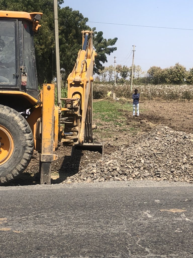 Implementing order of Mamlatdar court Act..at bodiya,Ranpur.
Removed agricultural land encroachment for providing way to farmers.<a href="/Collectorbotad/">Collector & DM Botad</a>