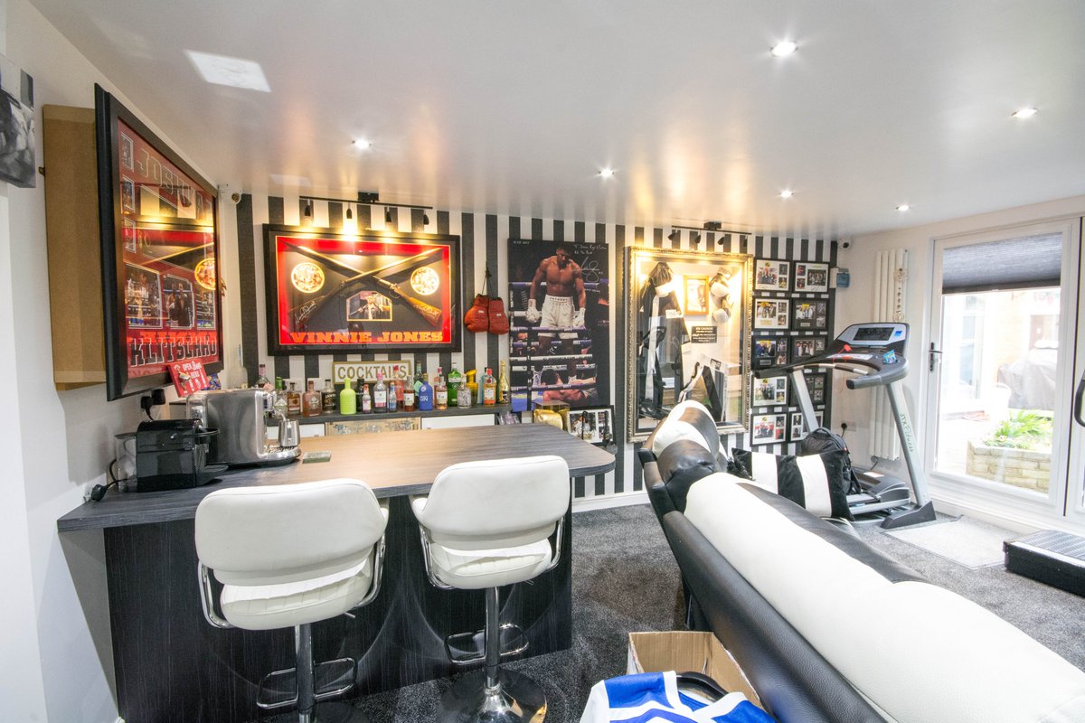 Holmfields_Ltd's tweet photo. Sports bar / office in a converted garage that we manufactured and fitted recently. #bespoke #Holmfields #Leicester #sportsbar #homebar #homeoffice #mancave #egger #senoplast #gloss https://t.co/ppbMXx77cT