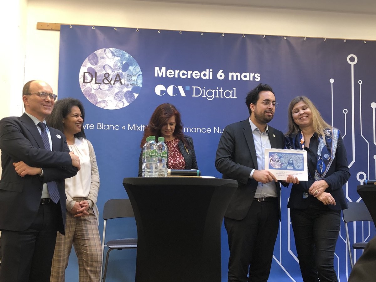 APottierRossi's tweet image. Ca y est le #LivreBlancDLA est ds les mains de @mounir ! Au travail pr mettre en place les recommandations des @digital_ladies pr la #mixité et l’#égalité ds #numérique &amp;amp; #digital !
#dugnad #éducation #formation #attractivité #visibilité 
W/ @MereteBuljo @FlashTweet @SalsaHayek