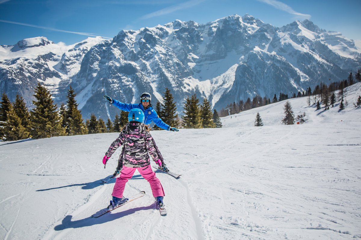 Dal 9 al 17 marzo, approfitta del pacchetto più conveniente per le #famiglie sulla #neve di <a href="/SkiPejo/">Skiarea Pejo</a>: ecco #SkipassScuolaSci!
Nel prezzo di soggiorno sono inclusi: 
- skipass;
- lezioni con maestro di #sci;
Scopri tutto sull'offerta dell'#inverno: bit.ly/Skipass-Scuola…