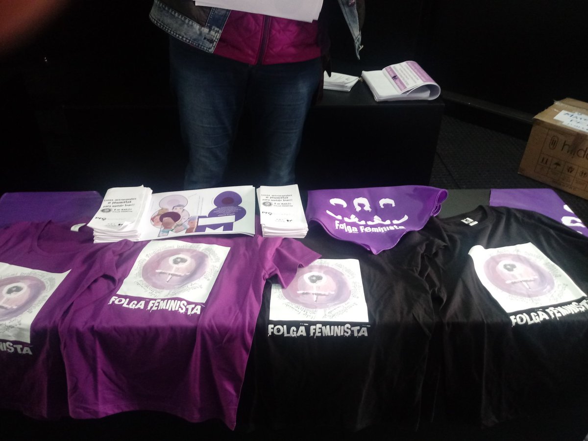 PFeministaGz's tweet photo. Se queredes unha camiseta da folga feminista, pasádevos pola Praza Roxa en Compostela! Estámosvos agardando. https://t.co/g5MyAj3S1y