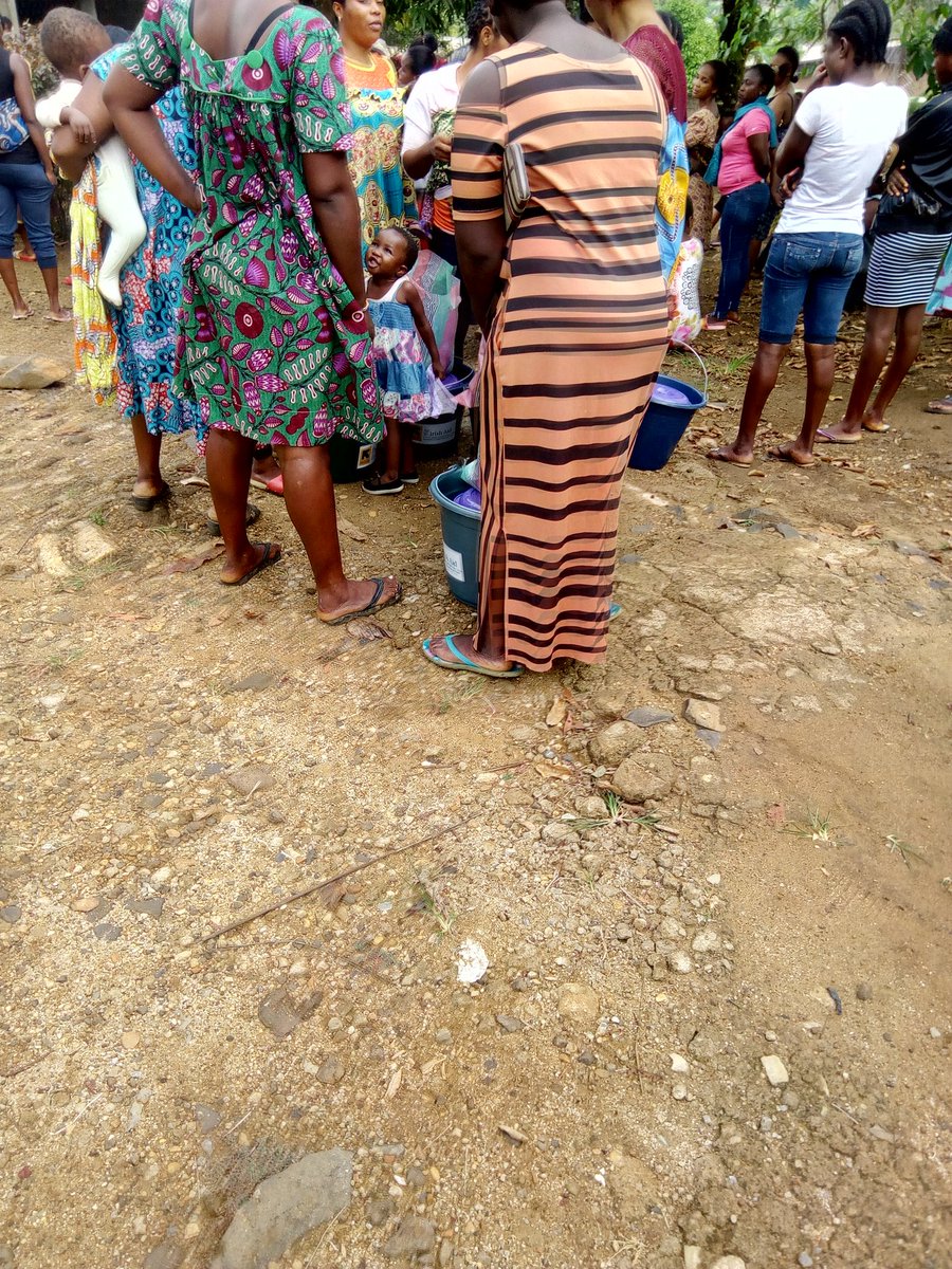 KumbaAmef's tweet photo. Reaching out to some internally displaced women in Kumba through the distribution of dignity kits https://t.co/wgJJiugN8l