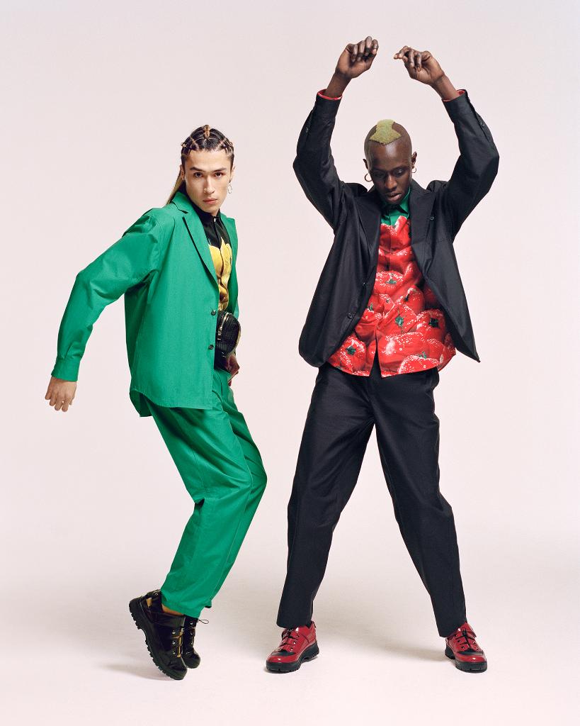 kenzo's tweet photo. Campbell Addy captured the moves of two young Parisian creators, all dressed up in #CollectionMemento4: Khng Khan, a rapper raised in NYC, and Jon Grace Bokbaë, a musician and member of the Boukan Records label.
More on: https://t.co/veX3JULe57
#KENZONow https://t.co/ONuCqn34Nh