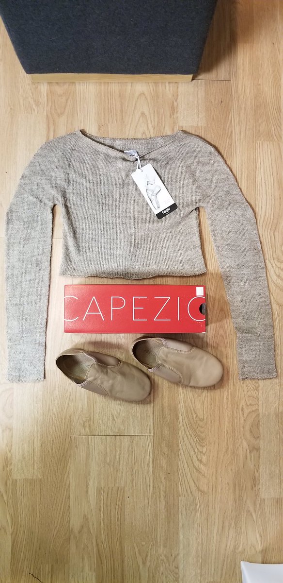 Get Comp ready with these Caramel Jazz shoes paired with a cozy warmup. 🤩 #jazzdance #dancewear
