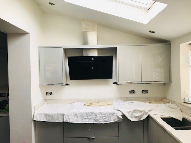 MGP_Ltd's tweet photo. What a transformation! It took ten individual pieces of grey mirror to create this full splashback mirrored wall, taking this kitchen from ordinary to extraordinary 😁 #TurningHomesIntoShowhomes 

#Transformation #MGP #Mirror #Glass #Splashback  #KitchenDesign #Bespoke #Design https://t.co/vziEymI4Lt