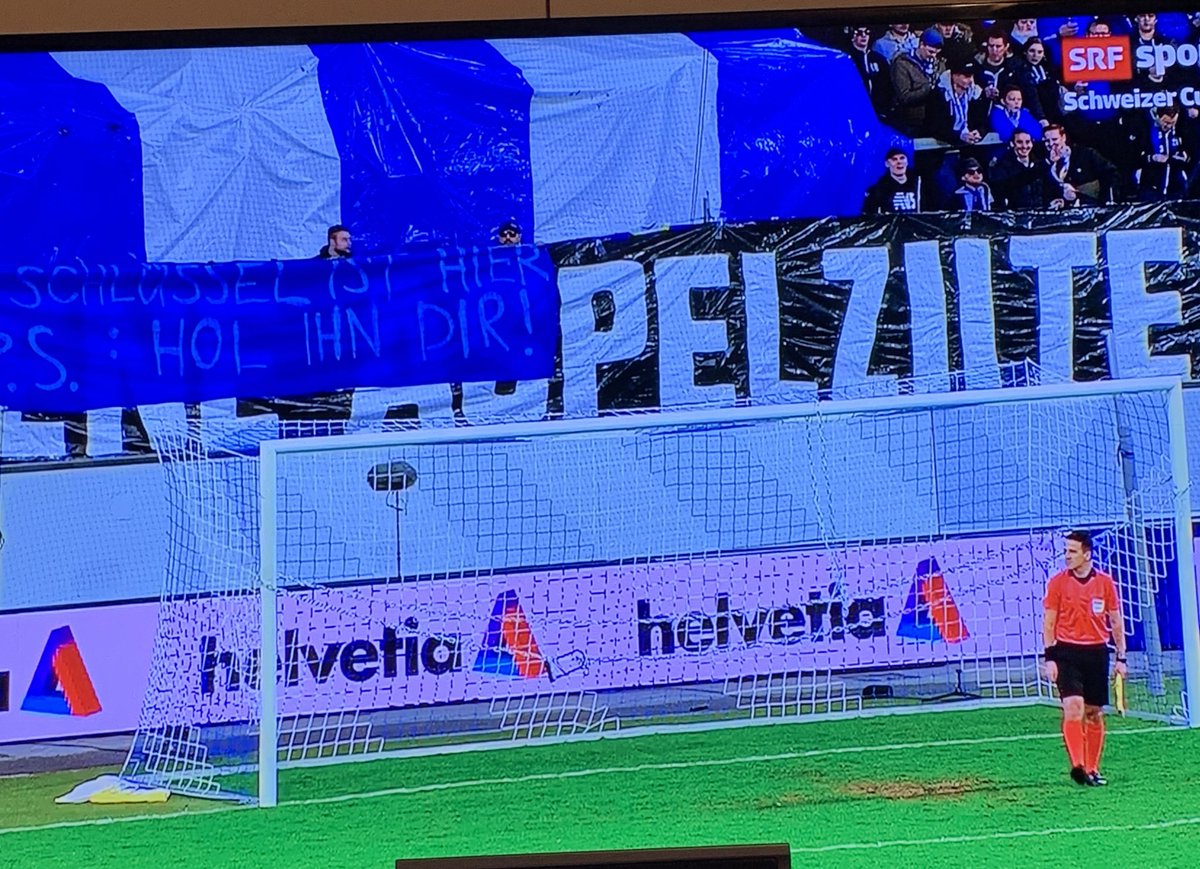 Kreative Aktion der FCL-Fans 😅 Nur wie kommt  überhaupt so eine grosse Kette ins Stadion?!
#Fcluzern #bscyb #schweizercup