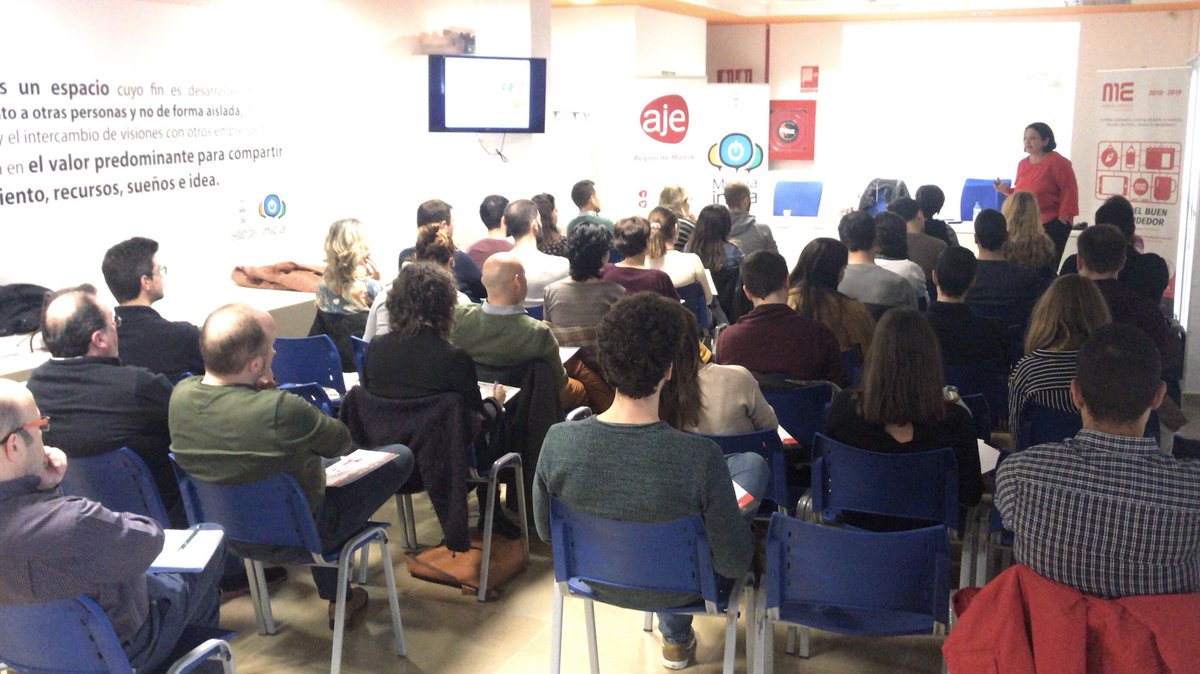 MurciaEmpresa's tweet photo. Llenazo en el taller de #marketingdecontenidos dentro del #ciclodeventas que hemos programado para ti @gritainternet nos enseña lo importante que es el marketing en el #Posicionamiento y en #marcapersonal para crear #traficocualificado y atraer #clientespotenciales https://t.co/P4DbOcH37p