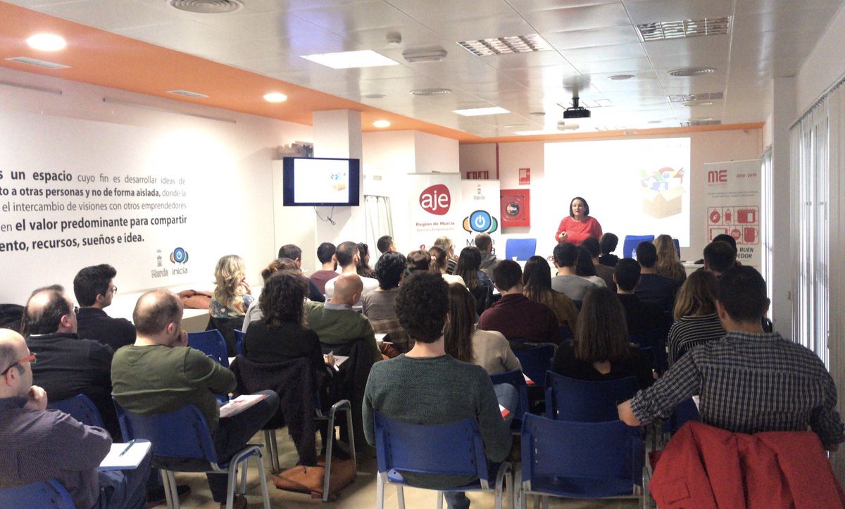 MurciaEmpresa's tweet photo. Llenazo en el taller de #marketingdecontenidos dentro del #ciclodeventas que hemos programado para ti @gritainternet nos enseña lo importante que es el marketing en el #Posicionamiento y en #marcapersonal para crear #traficocualificado y atraer #clientespotenciales https://t.co/P4DbOcH37p