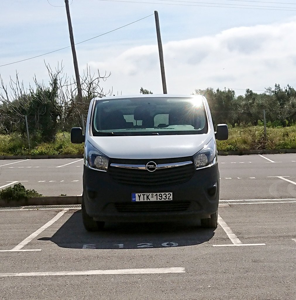 SAOCousins's tweet photo. See this car. It's my wan for getting studens around Greece. See the alley to the right. This is the way Google maps tell you to go. Now tell me if the wan fits. #badassdriver 15 witnesses. A lot of whooping @Stockholm_Uni https://t.co/MYj8u5DxDb