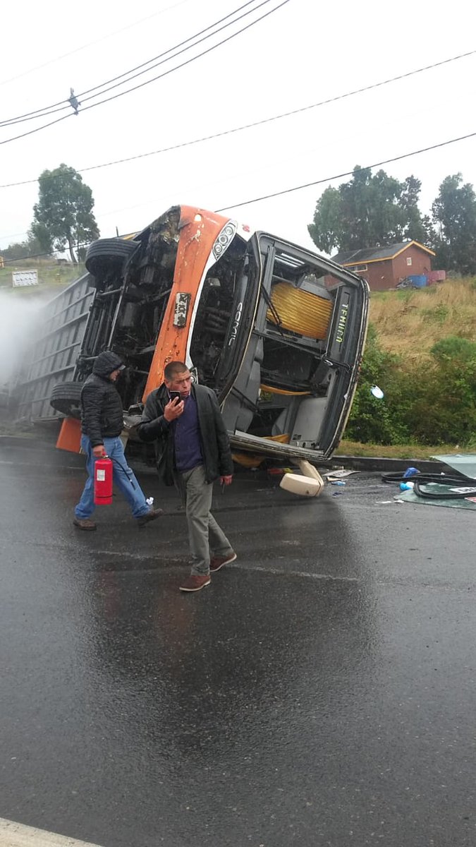 Giulian30936403's tweet photo. AMPLIACION DE LA INFORMACION
#Chonchi 🚨 #Urgente
Accidente de tránsito sector #Notuco salida a #Ruta5Sur, se trata de volcamiento de Bus (Preliminar Cruz del Sur) con varios lesionados, trabajan Bomberos, Ambulancia Cesfam local y en tránsito #SamuCastro
©️ Emergencias Chiloé https://t.co/h3REb2d2q7