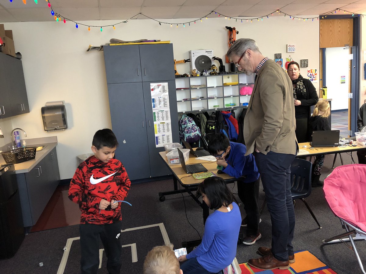RSDGiftedEd's tweet photo. How to build robots for real-world problems is the task of the day! @ROCK_Supt https://t.co/gxRhweGcgc