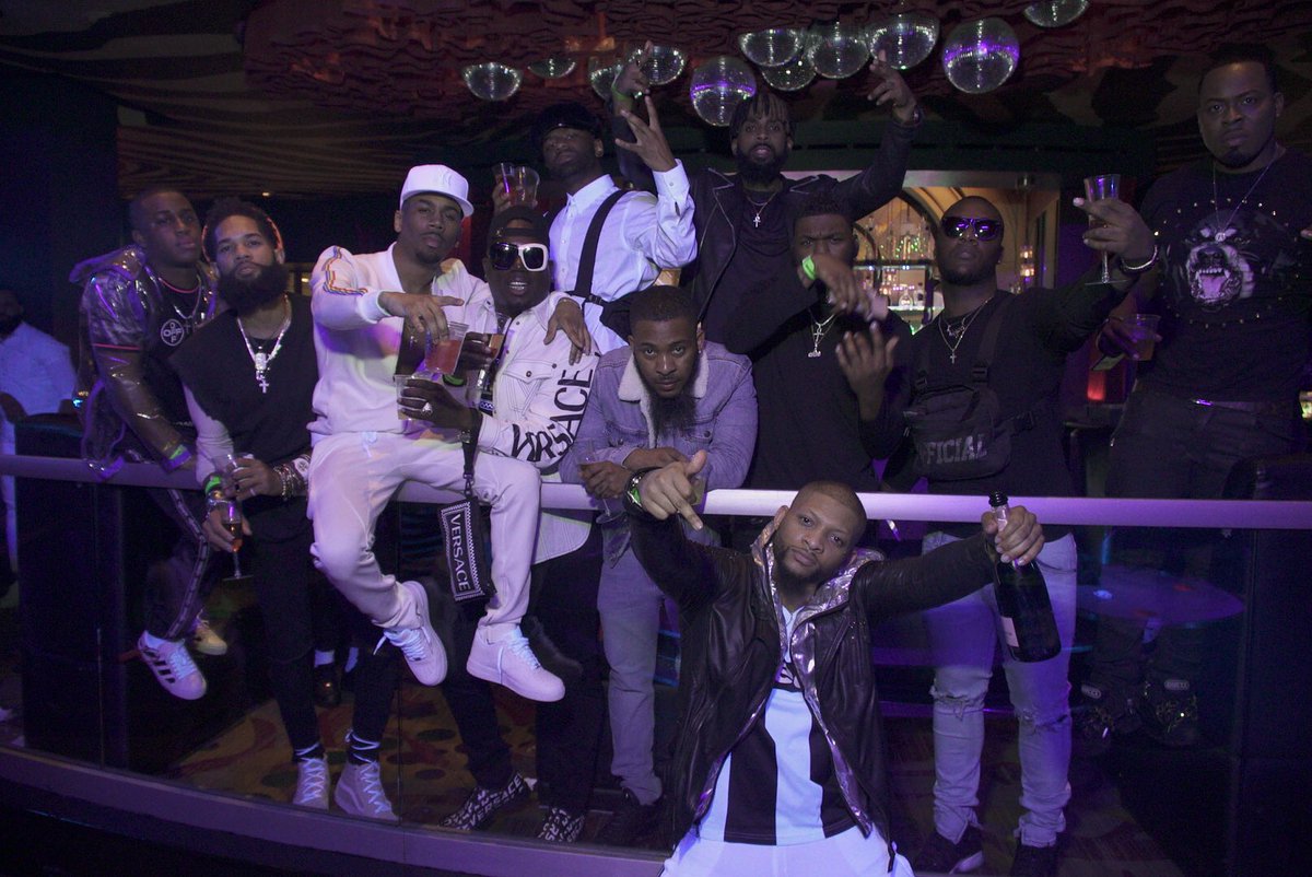 datboiyaee's tweet photo. Mardi Gras Vibez 2019 #DontStandToClose #DrownOffThisWave 🌊 https://t.co/wr8g51KVsu