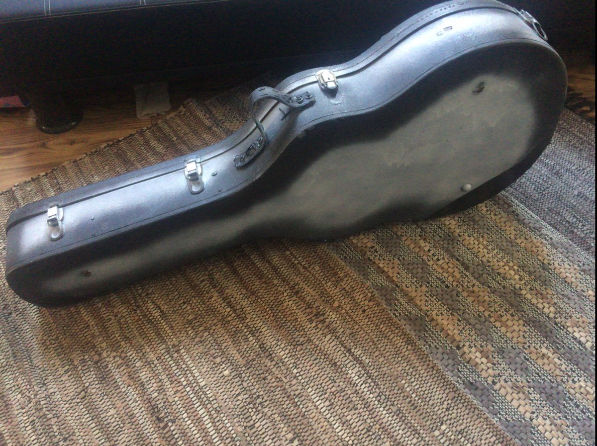 iammichaelrix's tweet photo. 🎼😄🙏💪🙌🎤
Redemption I love redemption! Such is the case with this reborn guitar case that is now reborn into a banjo case!
#reborn #vitage #outofthedust #banjo #bluegrass #fromculttocountry #5stringbanjo #nashville Newcountry Thanks! #LiepersForkCustomGuitars https://t.co/vk9L1kjN6T