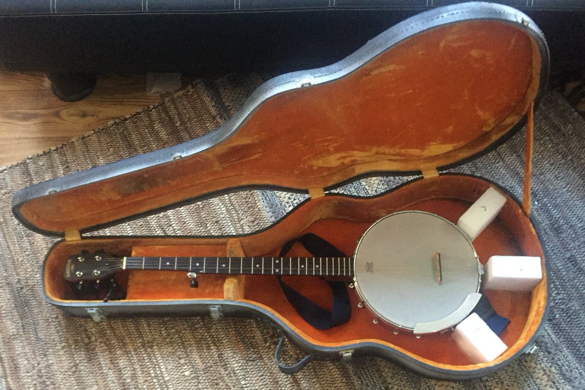 iammichaelrix's tweet photo. 🎼😄🙏💪🙌🎤
Redemption I love redemption! Such is the case with this reborn guitar case that is now reborn into a banjo case!
#reborn #vitage #outofthedust #banjo #bluegrass #fromculttocountry #5stringbanjo #nashville Newcountry Thanks! #LiepersForkCustomGuitars https://t.co/vk9L1kjN6T