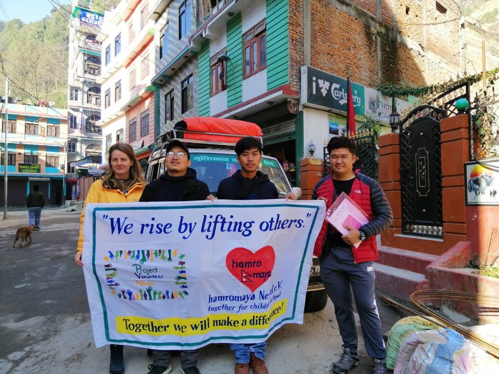 11. Schultaschen-Projekt hat heute gestartet! blog.hamromaya-nepal.de/2019/03/06/11-…