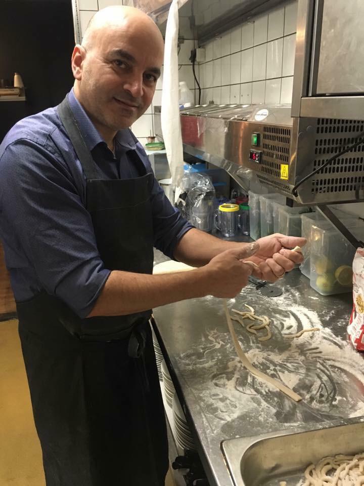 lAngoloDivino's tweet photo. Ook vandaag weer heerlijke verse pasta van onze eigen Alberto! #Gouda #langolodivino #opwoensdagetenwepasta https://t.co/qD8jZoXC88