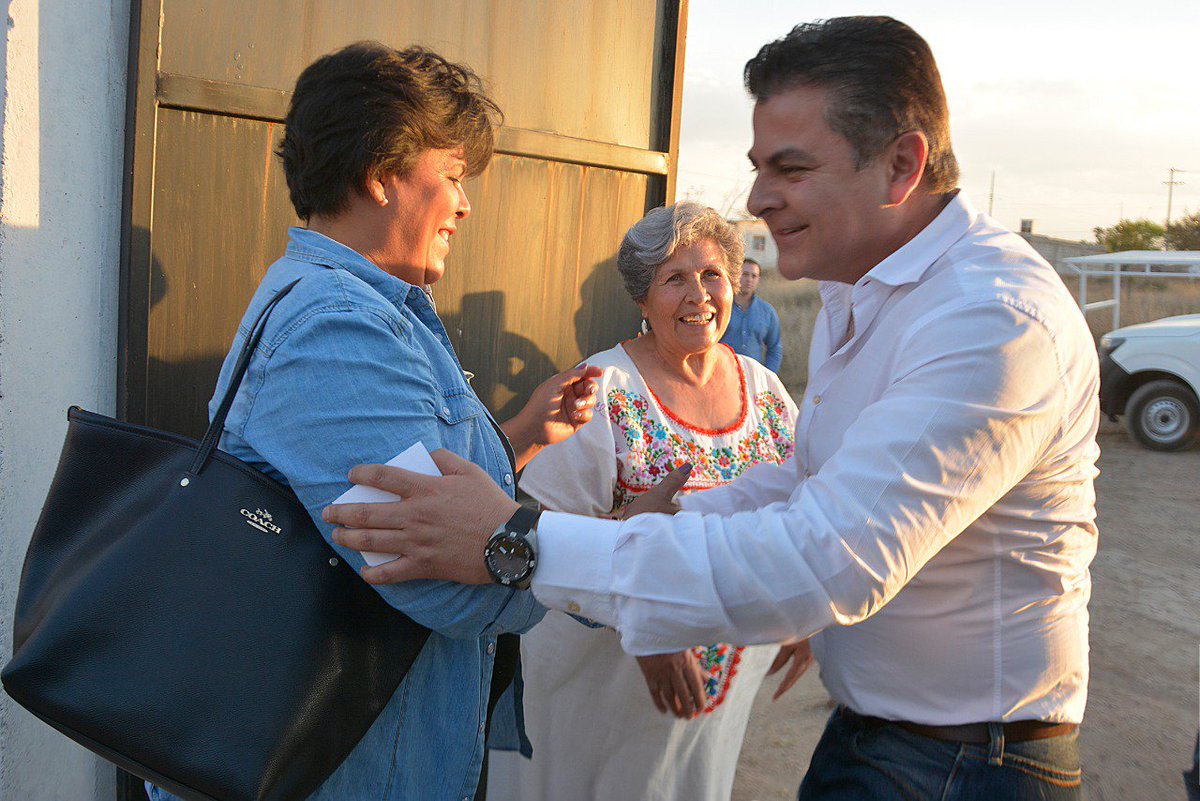 TonoMejiaLira's tweet photo. Ayer visité a los habitantes de" El Magueyal", una de las colonias con más rezago en servicios básicos, para compartirles la buena noticia de la ampliación de red eléctrica en su zona. Una obra que no les generará ningún costo y será 100% municipal. #PresidenteContigo. https://t.co/nsMJO1ucnz