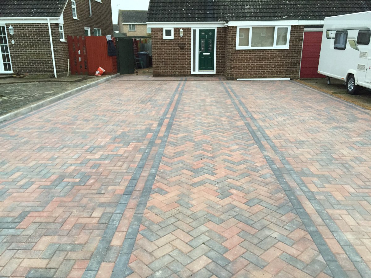Driveways are our thing ! If you want your house to have as much curb appeal as this one does, give us a call on 01473 828117.
#4lifelandscapes #landscapes4life #driveway #drivewaygoals #drivewayspecialists #marshalls @MarshallsReg @MarshallsGroup