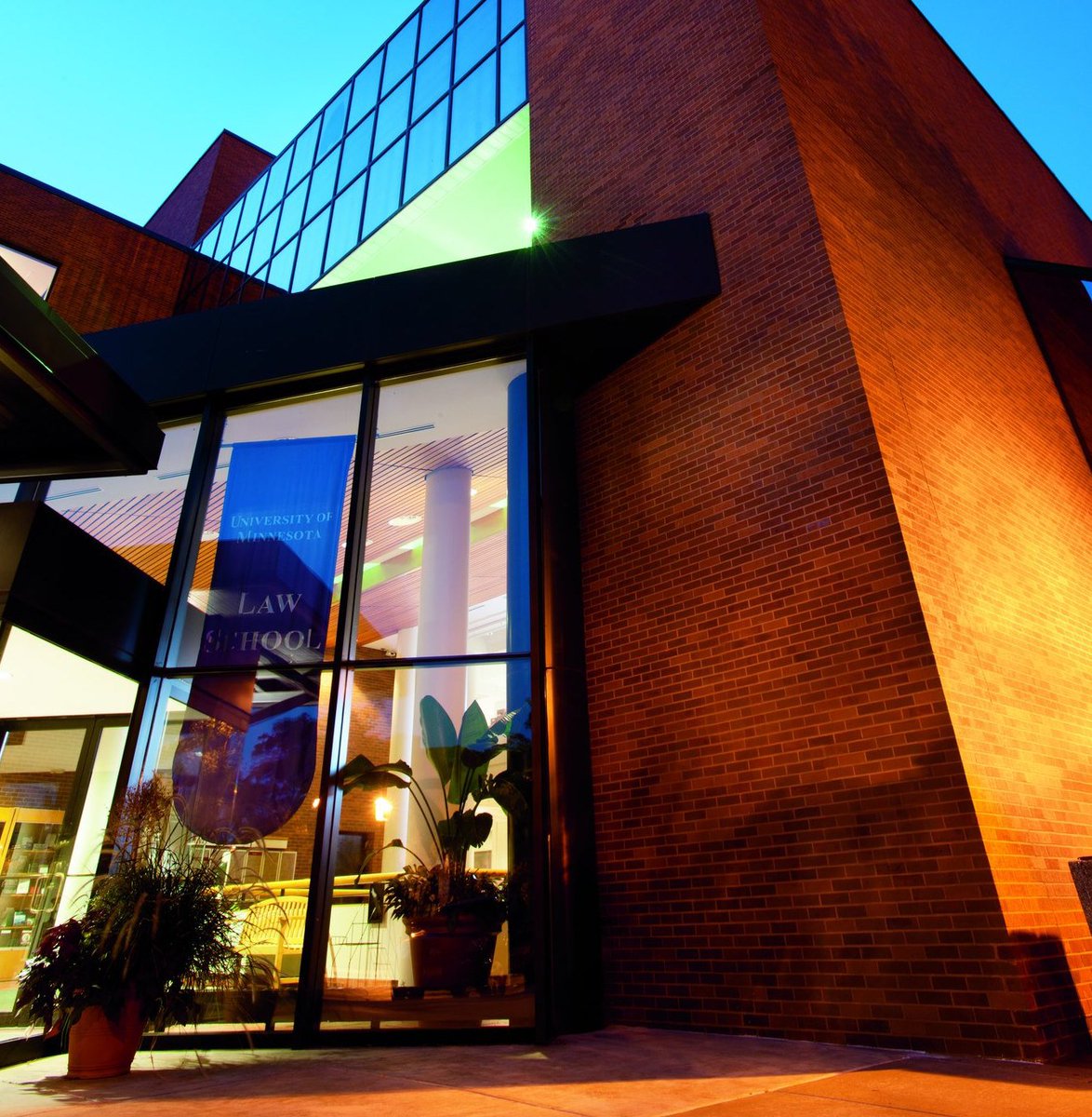 Thinking about law school? Stop by <a href="/umncla/">UMN Liberal Arts</a>'s Pre-Law 101 workshop @ 2 p.m. to learn about skills you'll need and tips for the application process! events.umn.edu/Online/default… #UMNCLA