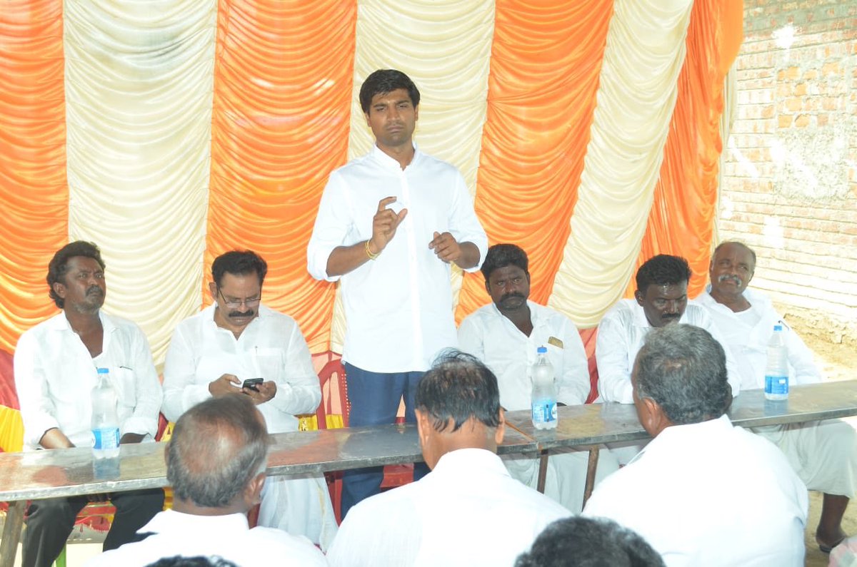 DevarayaluSri's tweet photo. వినుకొండ నియోజకవర్గం  ఈపూరు మండలం కొచ్చర్ల మరియు ఉప్పరపాలెం గ్రామాల్లో కార్యకర్తల సమావేశంలో పాల్గొన్న నరసరావుపేట పార్లమెంట్ సమన్వయకర్త శ్రీ లావు శ్రీకృష్ణదేవరాయలు గారు వినుకొండ నియోజకవర్గ సమన్వయకర్త శ్రీ బొల్లా బ్రహ్మనాయుడు గారు https://t.co/C8YL1M2YW8