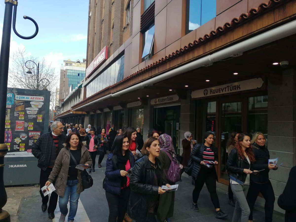 AmedKadin's tweet photo. Bildirilerimizi dağıttık. 8 Mart'ta İstasyon meydanında buluşalım. @HDPAMED21 @Chpdiyarbakirr @KurdistanSkm @EmepKadin @SaadetPartisi @Tmmob19541 @pirsultannet @keskamedsube @DersimDag21 @Saliha_Aydeniz @RemziyeTosunHDP @semraguzelhdp @Jin__news @KBGuclu https://t.co/IRoR8ZnmjG