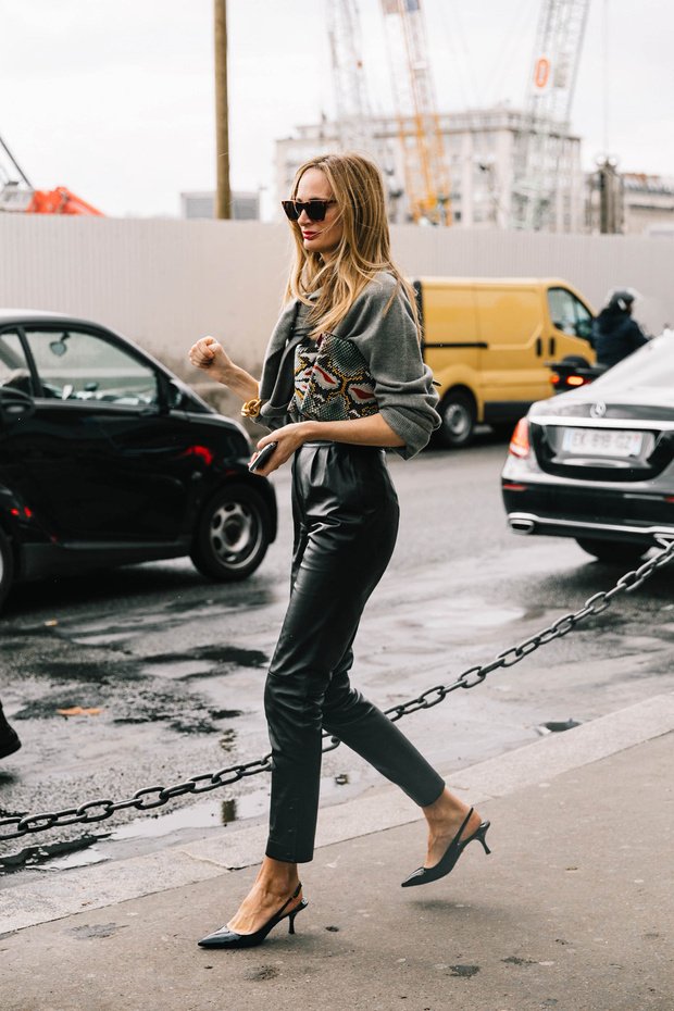 VogueSpain's tweet photo. Los zapatos más cómodos para el día a día son estos (y sin renunciar a bajarse de los tacones)
https://t.co/skTz8cIN6A https://t.co/6m8JQuDlJY
