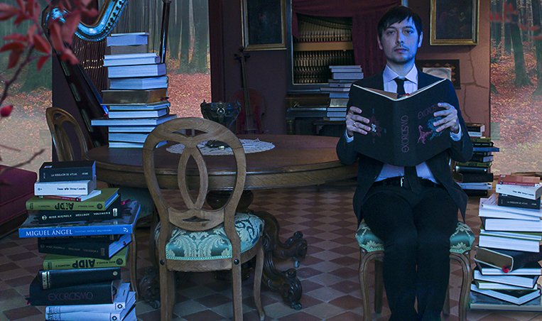 .<a href="/dELUXEpopClub/">dELUXE Pop Club</a> invita a <a href="/santicapote/">Santi Capote</a> a presentar noves cançons, versions i hits de la seua etapa en Ellos, tot sota la batuta d’un pop entremaliat i intel·ligent, molt ballable bit.ly/2SOIjTs