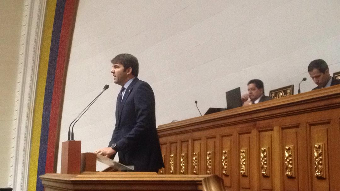 AsambleaVE's tweet photo. Dip. @prospericarlos | "Un millón 200 mil % se ubica la hiperinflación, se espera que supere los 10 millones %, el usurpador dice que él aumenta el salario mínimo en 300 %, 5 dólares con 40 centavos mensuales gana un venezolano". #SesiónAN #6Mar https://t.co/5MKo2zqqTv
