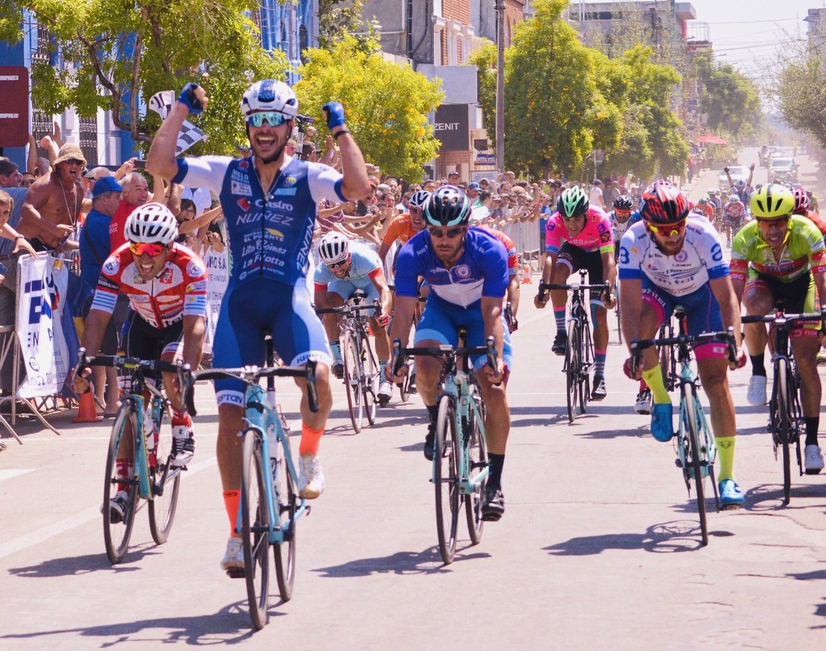 stecheraoficial's tweet photo. Vamos #CerroLargo ⚪️🔵 @presandrade ingresó triunfante a la capital Arachana  y se ubicó primero en la 4 etapa haciendo vibrar a la gente en su pueblo! Éxito a todo el @CCCerroLargo en esta #RutasDeAmerica y también al CC Arachanes. Foto: @uruguayciclismo https://t.co/VAGlIYuLNI