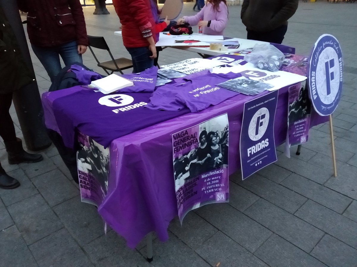 ColectivoFridas's tweet photo. Estem a la pl. Corsini de #Tarragona amb la taula informativa sobre la #VagaFeminista8M 
#FridasGo https://t.co/Lt6r3PJy1i