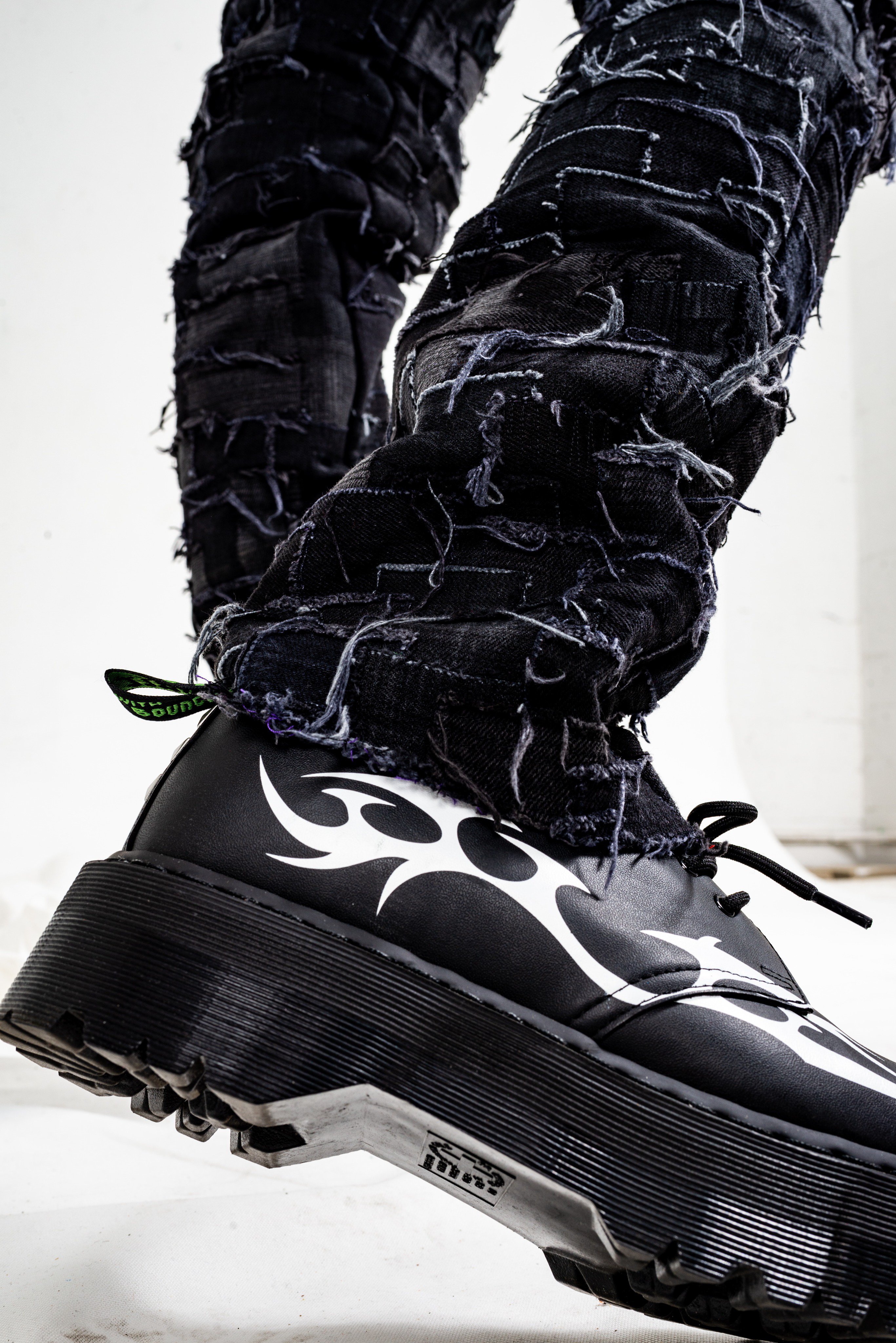 Dr martens best sale pleasures 1461 teeth