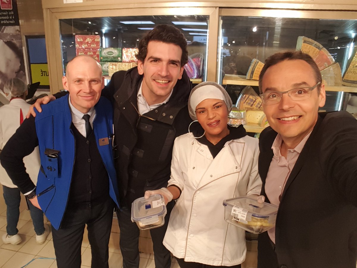 Dans 1500 magasins #Carrefour les clients peuvent être servis dans leur propre contenant alimentaire : stop aux emballages à usage unique. Les premiers clients d'Auteuil adhèrent... l'idée vient de nos équipes de la région centre ! A suivre...#ActForFood