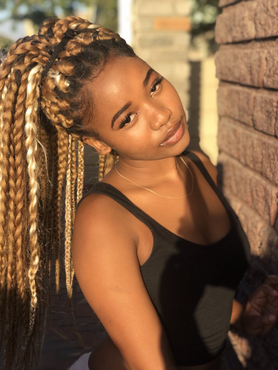 ZithaMwanda's tweet photo. #sunkised #melanin #MelaninMagic #goldenhour https://t.co/A6YqT5bw9l