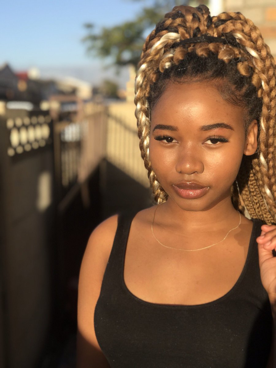 ZithaMwanda's tweet photo. #sunkised #melanin #MelaninMagic #goldenhour https://t.co/A6YqT5bw9l