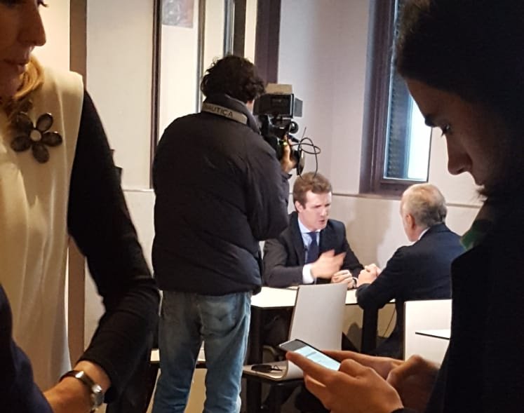 La provocación como medio de vida. 10 minutos en #Altsasu para grabar una entrevista sin permiso en el bar Koxka. Ridículo. Este pueblo ha demostrado que es infinitamente más digno que vosotros. Apelar a vuestra conciencia sería mucho pedir, simplemente, #UtziAltsasuBakean!!