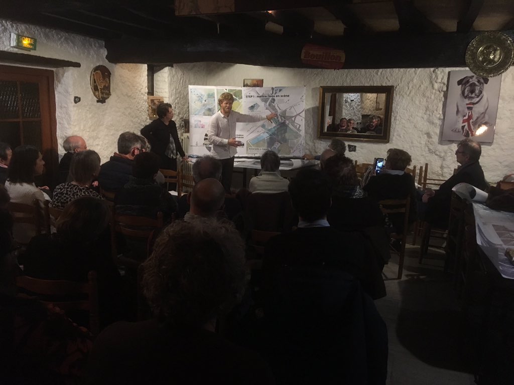 DaGRomorantin's tweet photo. Avec Etienne Maliet nous remontons la #Sauldre en rêvant notre ville de #Romorantin avec de nouveaux paysages. Nous sommes 25 au saint Jean pour ce premier #cafecitoyen passionnant . https://t.co/Oh0ZcSKH0d