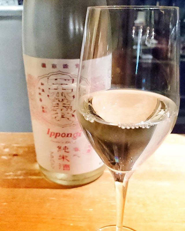 ワイングラスで飲む日本酒