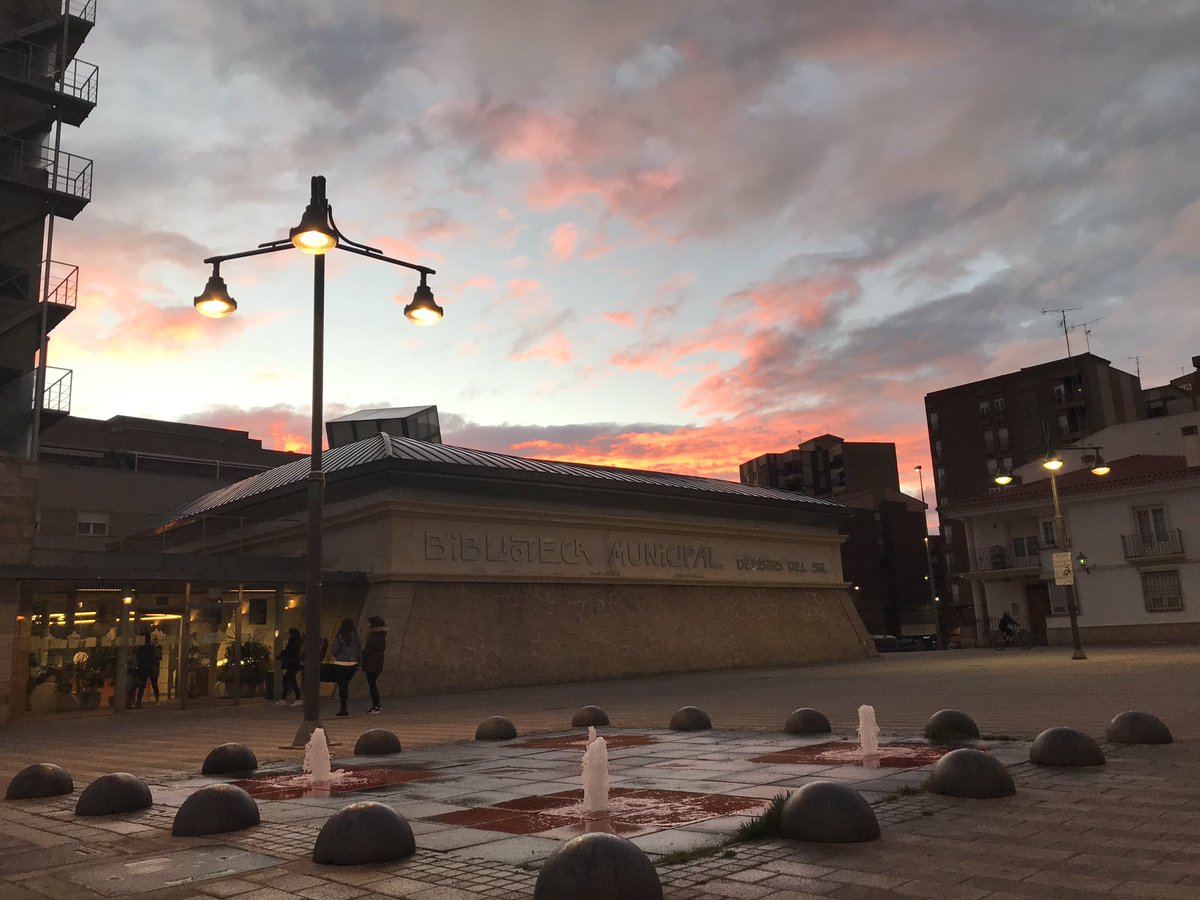 lidiarb1's tweet photo. Pues... parece que se nos ha quedado una tarde preciosa... #inviernoprimavera #despuesdelatempestadsiemprellegalacalma #albacity #depositodelsol #coloresquemolan #nubes #atardecerespreciosos #hayqueleermas https://t.co/7DONPHPDvf
