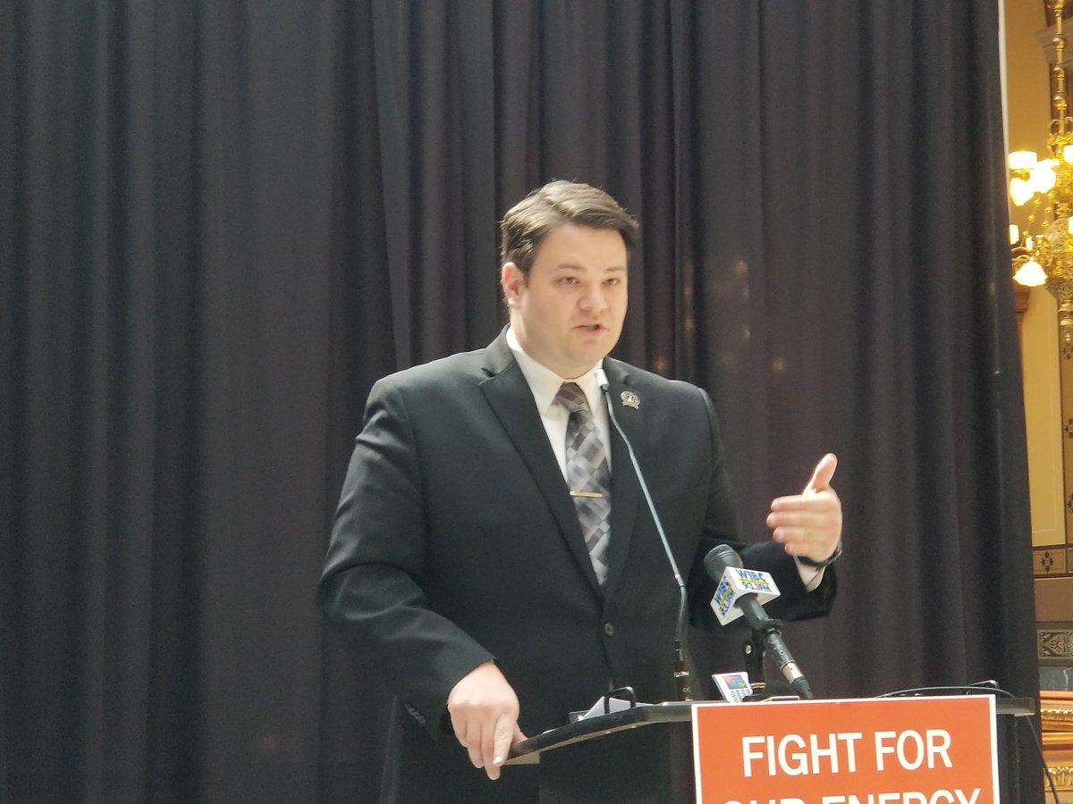 BobWeaver317's tweet photo. RT @hec_ed: Thank you, @JD4IN29, for recognizing the immense jobs potential for solar in Indiana, and for sponsoring #SB430, which would have restored #netmetering! #RenewableEnergyDay at #INLegis https://t.co/0mudHuqCMq