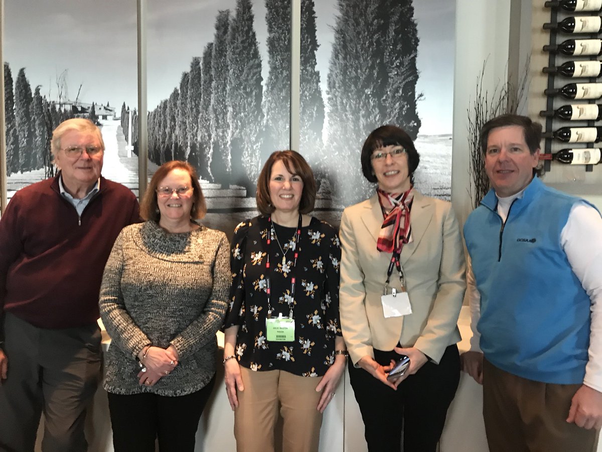 GCSAA_NE's tweet photo. What a wonderful networking lunch with chapter execs @NE_RTF show. Great info shared that will benefit 6 chapters!!!!! @MetGCSA @GCSANE @CAGCS1929 #RIGCSA #GCSACapeCod #HudsonValleyGCSA https://t.co/S0N3pz6s0w