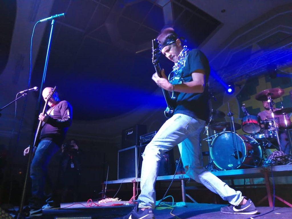 ElementalSick's tweet photo. Vivimos el carnaval 2019 con las Comadres Espartanas, gran concierto! @ESickness @ElementalSick @joshua_linares_ @Marco_Vasquez @Devaslayer https://t.co/oLeAiOH7cK