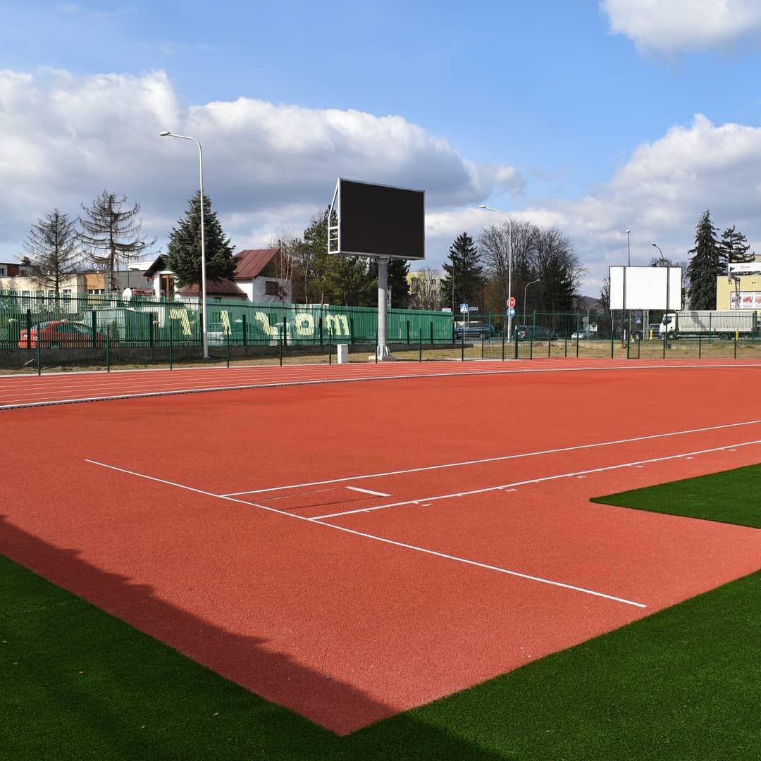 miastosanok's tweet photo. Dobiegają końca prace związane z modernizacją stadionu "Wierchy". W ostatnich dniach zamontowany został telebim #Sanok #Podkarpacie https://t.co/KxllGiNwEn