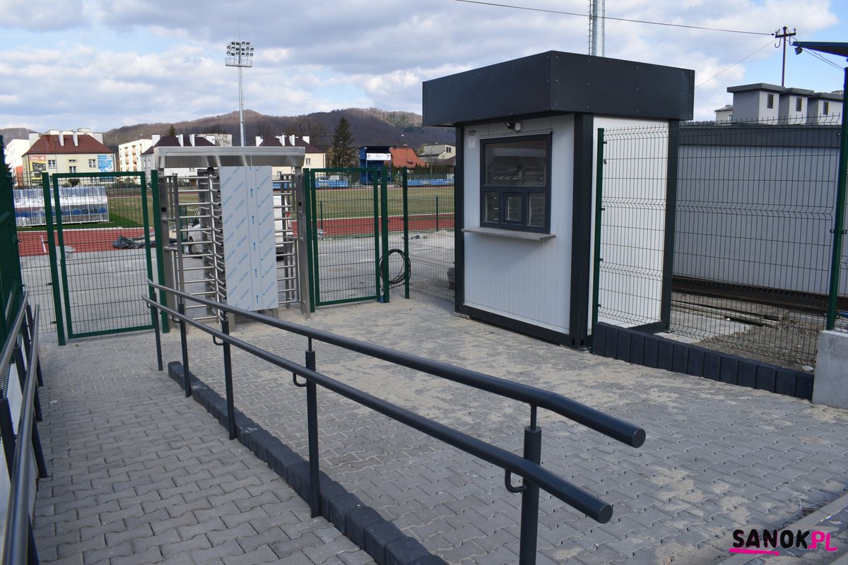 Dobiegają końca prace związane z modernizacją stadionu "Wierchy". W ostatnich dniach zamontowany został telebim #Sanok #Podkarpacie
