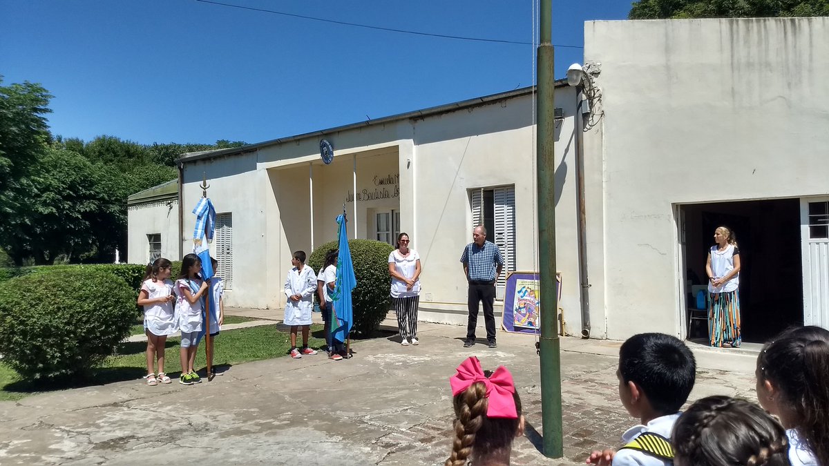 JD_Baradero's tweet photo. #VolvemosAClases #CadaDíaCuenta #Baradero @BAeducacion @BAregion12 @gzinny @adriana_frega Inicio ciclo lectivo en EP 5. https://t.co/BCJqVOz7uh