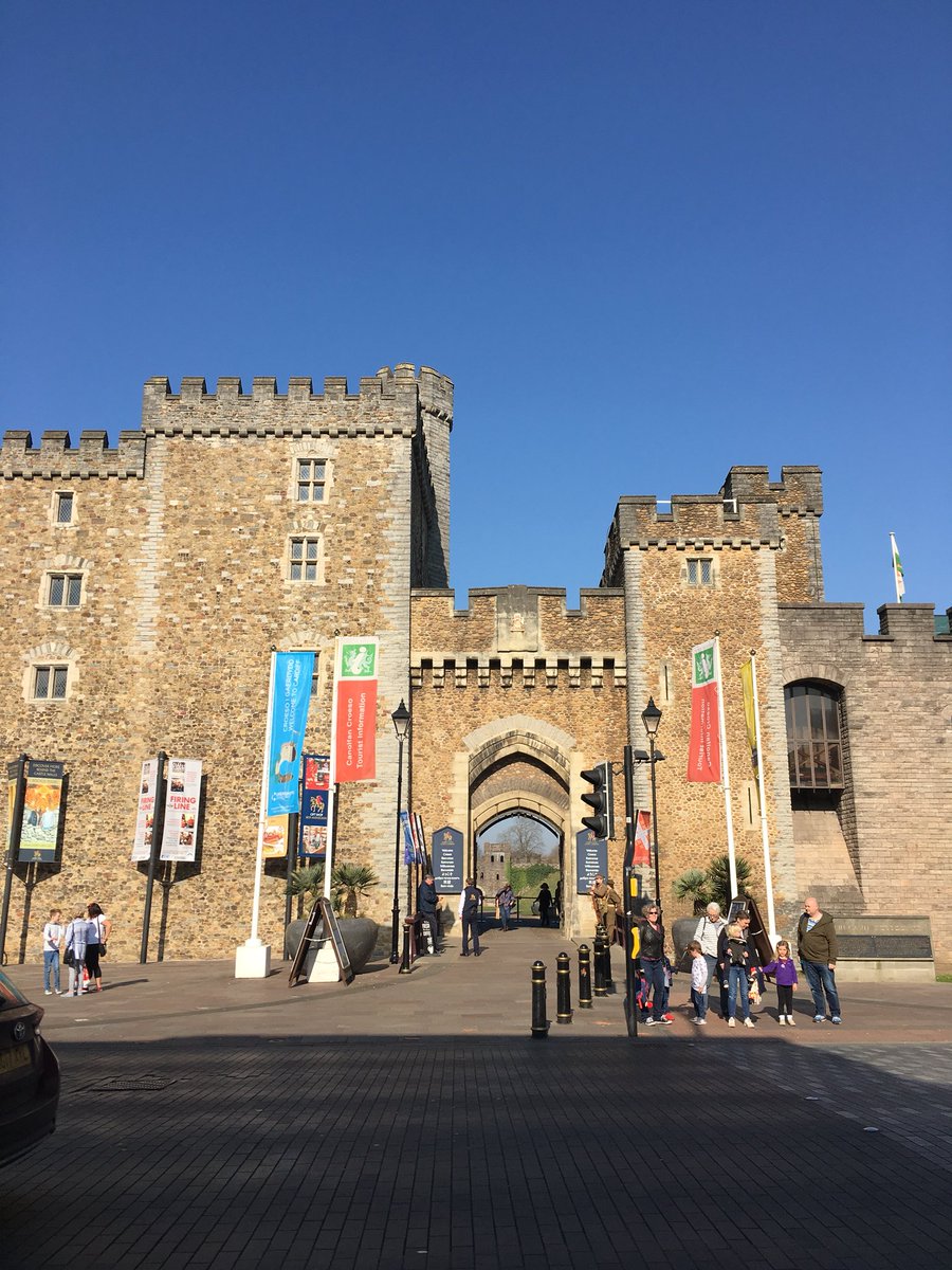 NikkiGiant's tweet photo. Great to see @HLSpacey in a sunny Cardiff today to talk #research #girls #bodyimage #selfobjectification and lots more! https://t.co/ihqtZgpDuA
