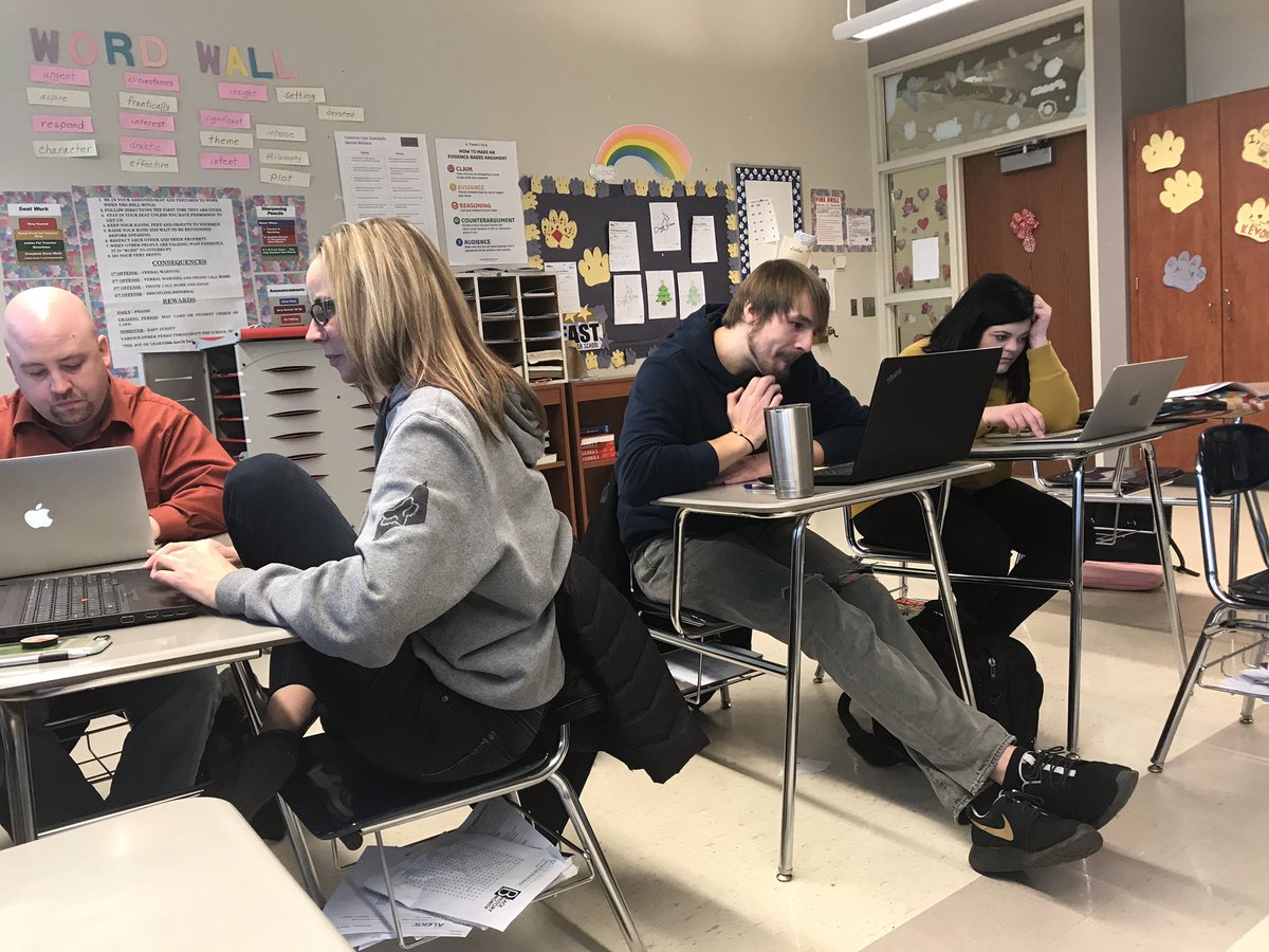 #TeacherCollaboration is on 🔥 today. 7/8th grade #ELA group is focusing on #StudentLearning. Professional convos for #StudentAchievement. Great group of educators!