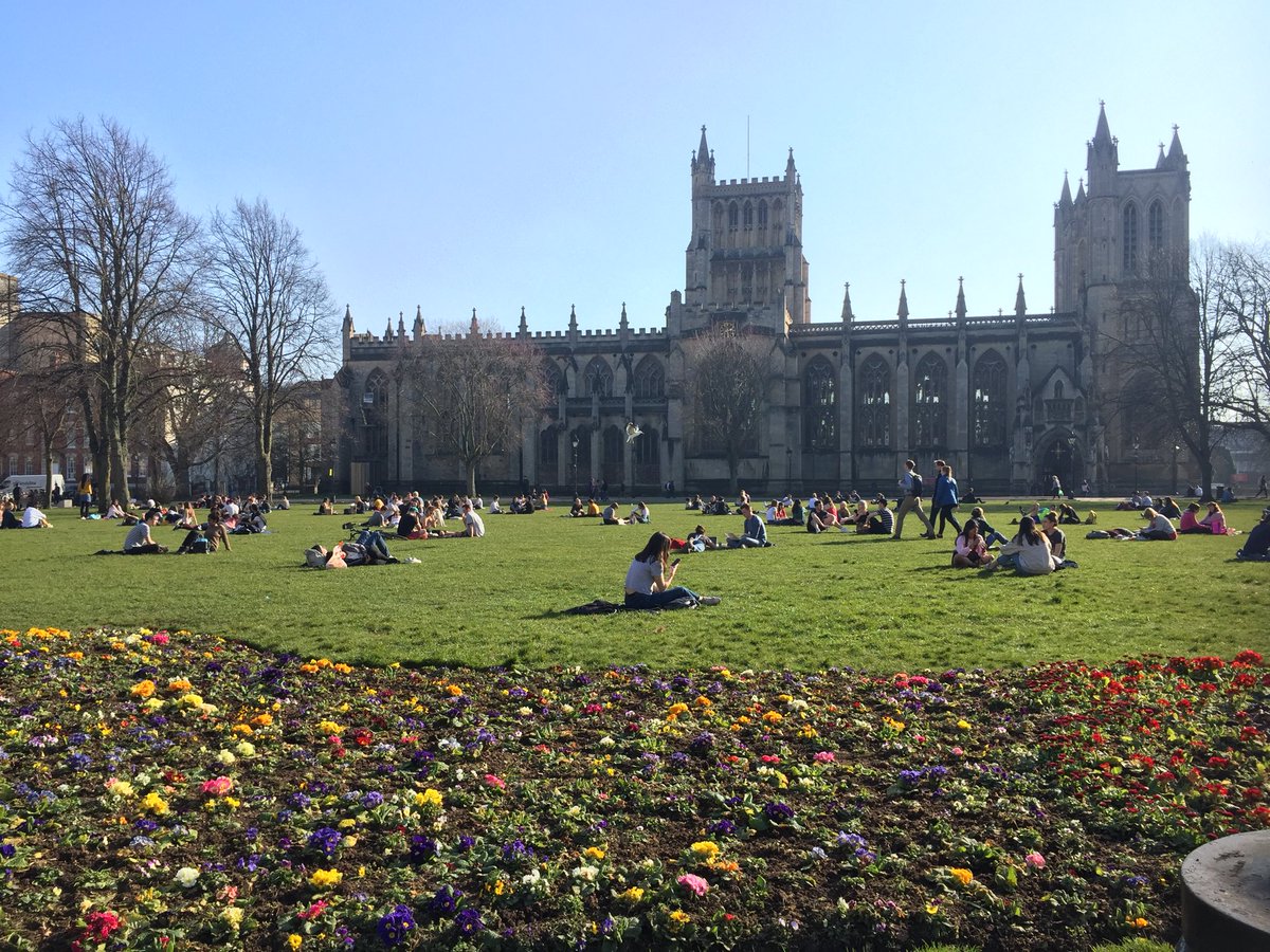 bramblemediauk's tweet photo. Nice but not right #earlysummer #20f #hotinbristol #hotuk #climatechange #ClimateEmergency https://t.co/eENLzOfzdp