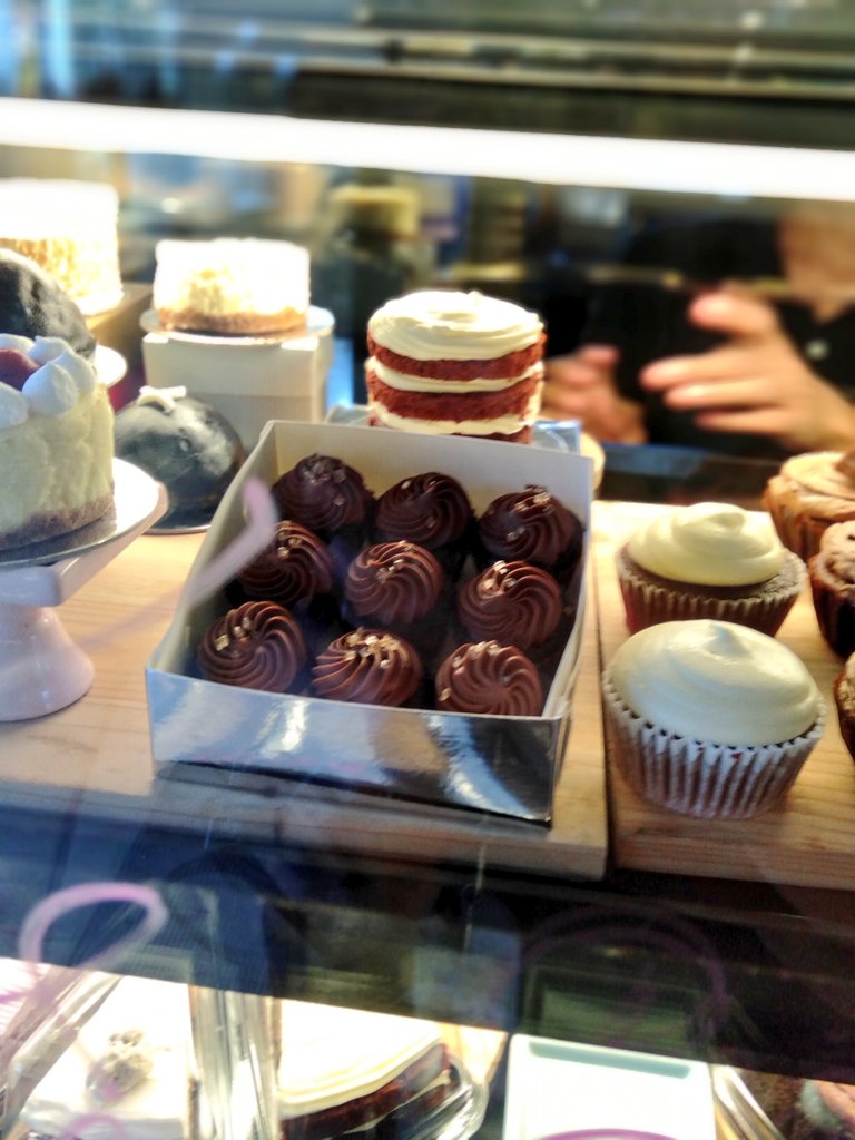 talaleyyy's tweet photo. a combiniton of nice place and desserts, my eyes are pleased 😘💕 #workedlate https://t.co/XjHgnMtLhn